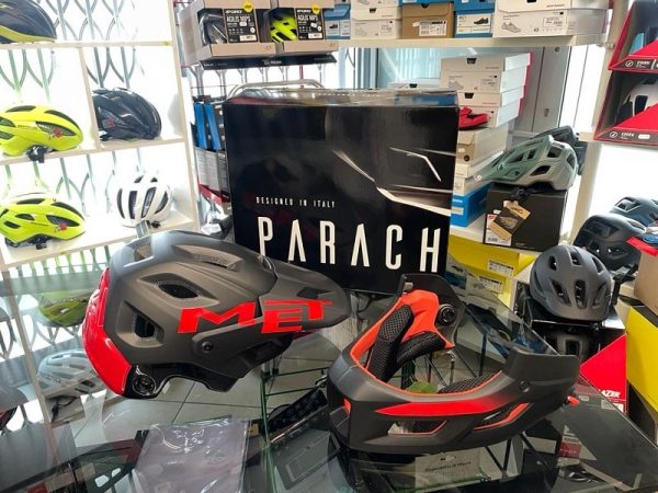 Casco Met Parachute mentoniera smontabile. Caschi MTB Verona. Protezioni bici