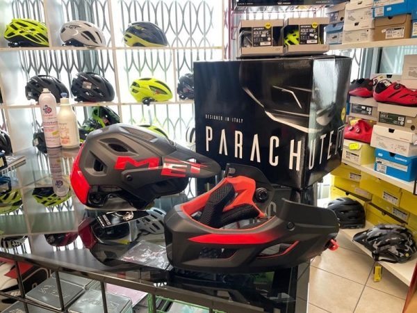 Casco Met Parachute mentoniera smontabile. Caschi MTB Verona. Protezioni bici