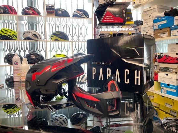 Casco Met Parachute mentoniera smontabile. Caschi MTB Verona. Protezioni bici