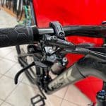 Manubrio con manopole e freno