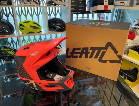 Casco LEATT integrale salmone. BMX e MTB DH Downhill Verona. Accessori e protezioni bici
