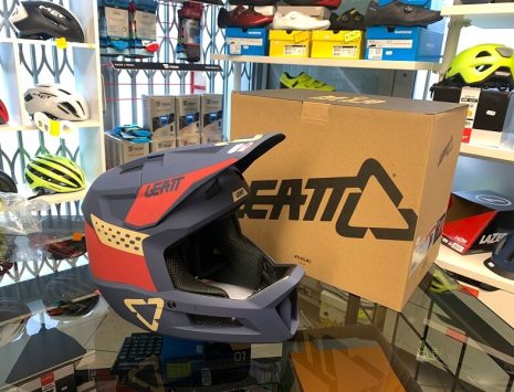 Casco LEATT integrale. Casco BMX e MTB DH Downhill Verona. Accessori e protezioni per bici