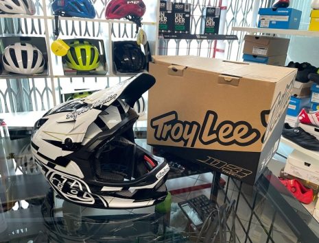 Casco Troy Lee Designs D3 Vertigo. Protezioni per BMX e MTB DH Downhill Verona