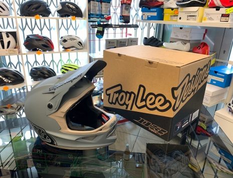 Casco Troy Lee Designs D3 grigio. Casco BMX e MTB DH Downhill Verona. Accessori e protezioni bici