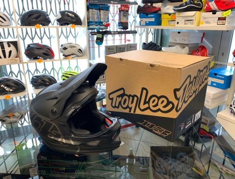 Casco Troy Lee Designs D3 nero. Casco BMX e MTB DH Downhill Verona. Accessori e protezioni bici