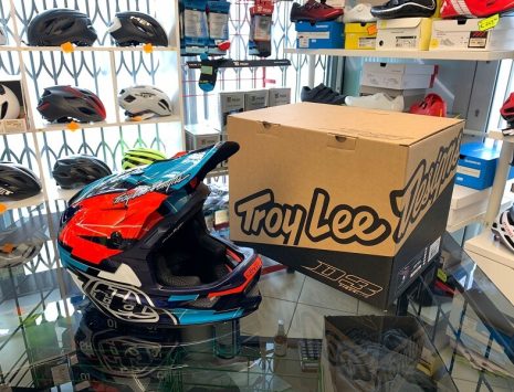 Casco Troy Lee Designs D3 rosso-blu. Casco BMX e MTB DH Downhill Verona. Accessori e protezioni bici