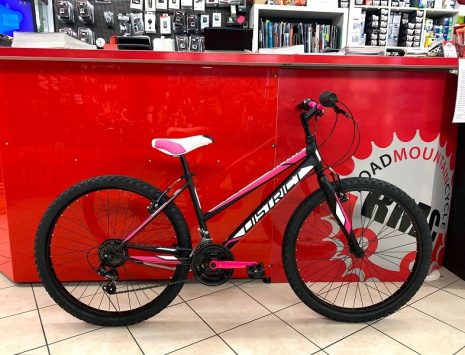 MTB donna 26” Distric nera e fuxia. Bici MTB Mountain Bike Verona. RMC negozio di biciclette Verona
